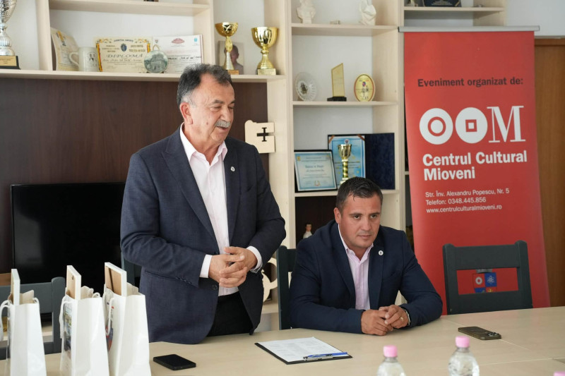 12 cadre didactice din Mioveni, premiate la încheierea activității profesionale
