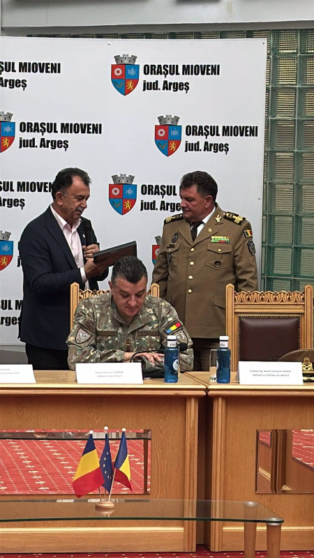Ziua Armatei Române, marcată în avans la Mioveni printr-o întâlnire între generații