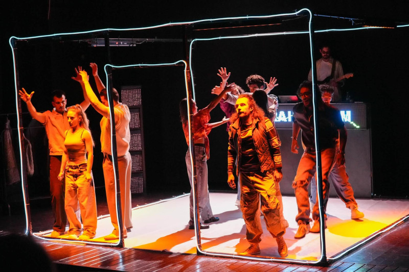 Luna de teatru la Mioveni – o seară plină de emoție cu spectacolul The Brainstorm – partea I!