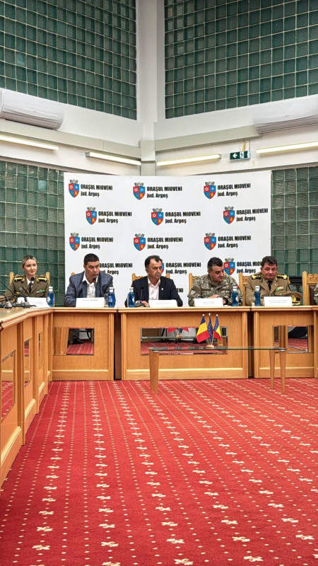 Ziua Armatei Române, marcată în avans la Mioveni printr-o întâlnire între generații