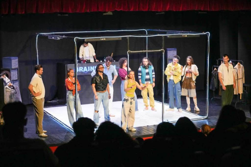 Luna de teatru la Mioveni – o seară plină de emoție cu spectacolul The Brainstorm – partea I!