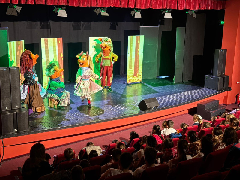 Spectacolul „Cei trei purceluși” – bucurie și culoare pe scena Centrului Cultural Mioveni