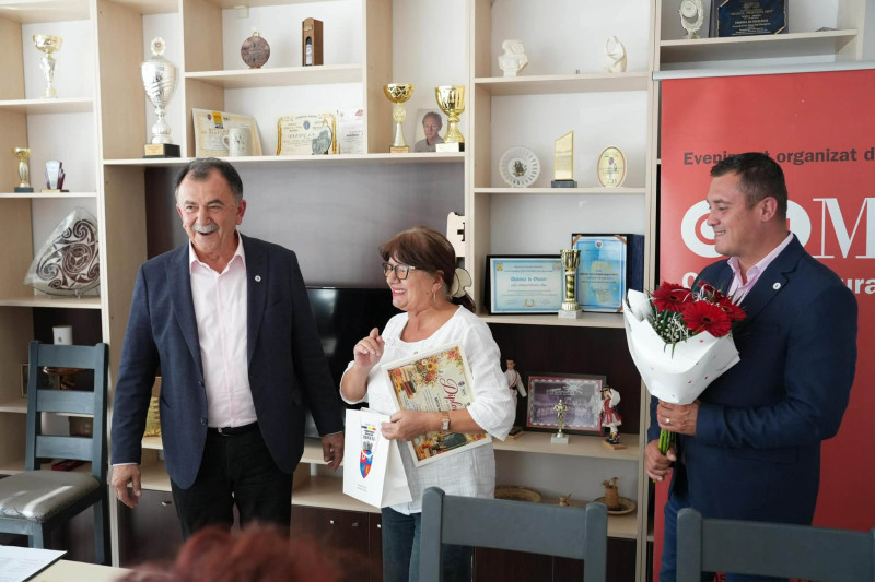 12 cadre didactice din Mioveni, premiate la încheierea activității profesionale