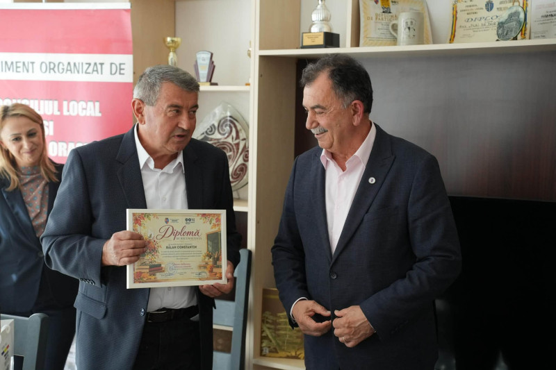 12 cadre didactice din Mioveni, premiate la încheierea activității profesionale
