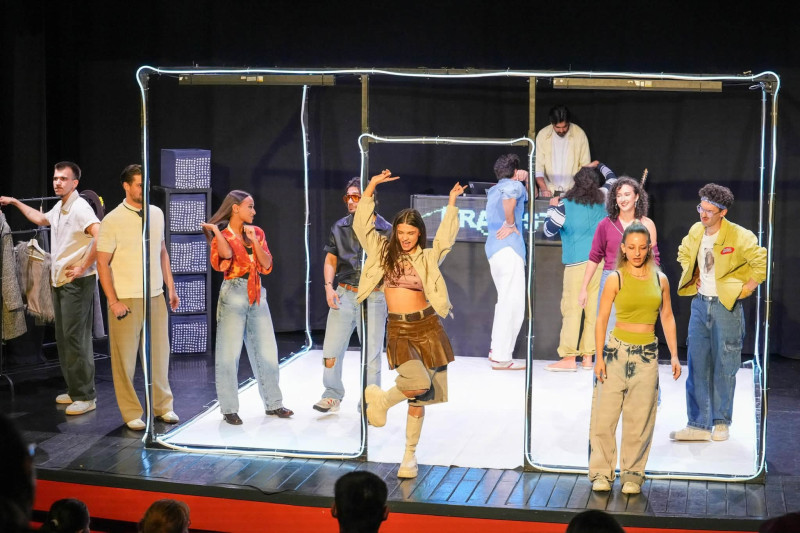 Luna de teatru la Mioveni – o seară plină de emoție cu spectacolul The Brainstorm – partea I!