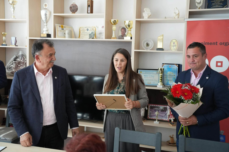 12 cadre didactice din Mioveni, premiate la încheierea activității profesionale
