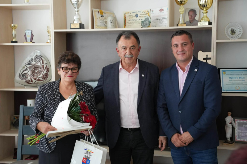 12 cadre didactice din Mioveni, premiate la încheierea activității profesionale