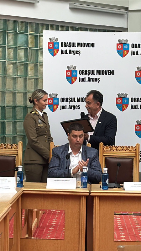 Ziua Armatei Române, marcată în avans la Mioveni printr-o întâlnire între generații