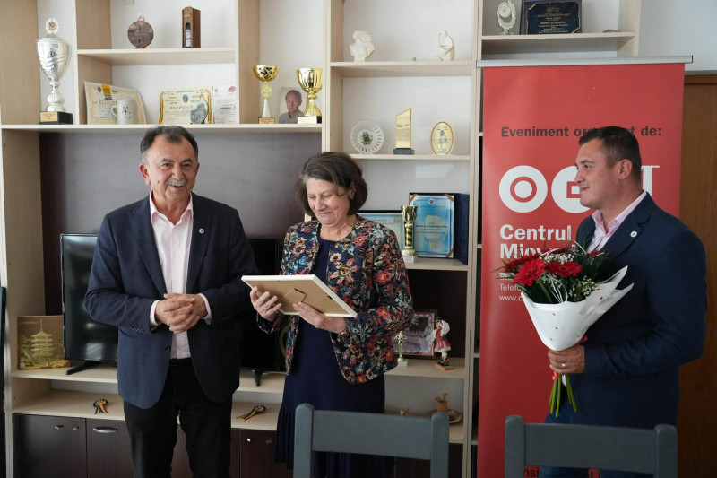 12 cadre didactice din Mioveni, premiate la încheierea activității profesionale