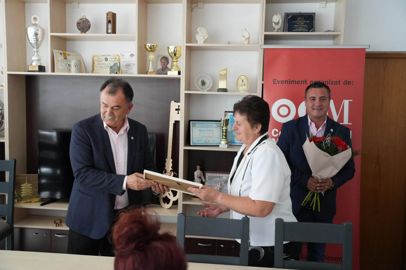 12 cadre didactice din Mioveni, premiate la încheierea activității profesionale