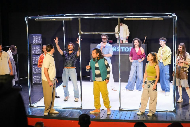 Luna de teatru la Mioveni – o seară plină de emoție cu spectacolul The Brainstorm – partea I!