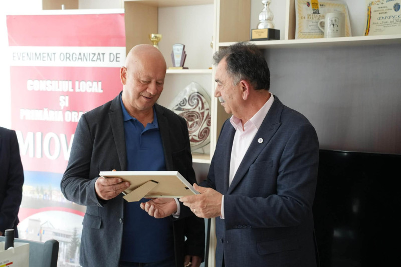 12 cadre didactice din Mioveni, premiate la încheierea activității profesionale