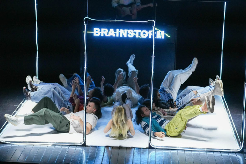 Luna de teatru la Mioveni – o seară plină de emoție cu spectacolul The Brainstorm – partea I!