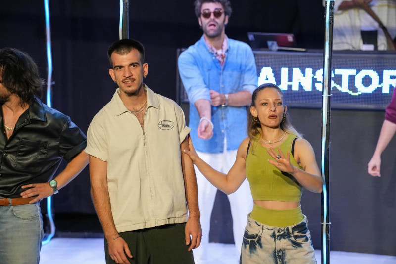 Luna de teatru la Mioveni – o seară plină de emoție cu spectacolul The Brainstorm – partea I!