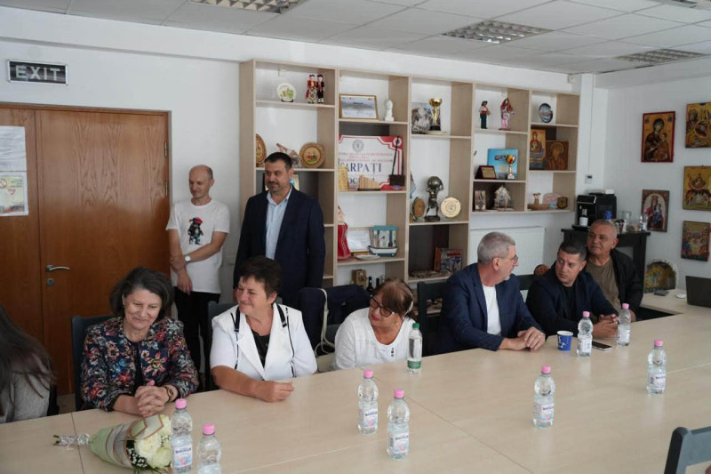 12 cadre didactice din Mioveni, premiate la încheierea activității profesionale