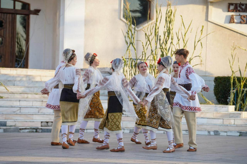 Tradițiile și folclorul românesc, în prim-plan la „Sărbătoarea Recoltei pe Valea Argeșelului”!