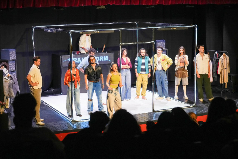 Luna de teatru la Mioveni – o seară plină de emoție cu spectacolul The Brainstorm – partea I!