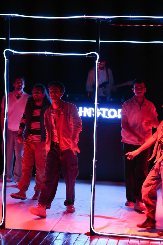 Luna de teatru la Mioveni – o seară plină de emoție cu spectacolul The Brainstorm – partea I!