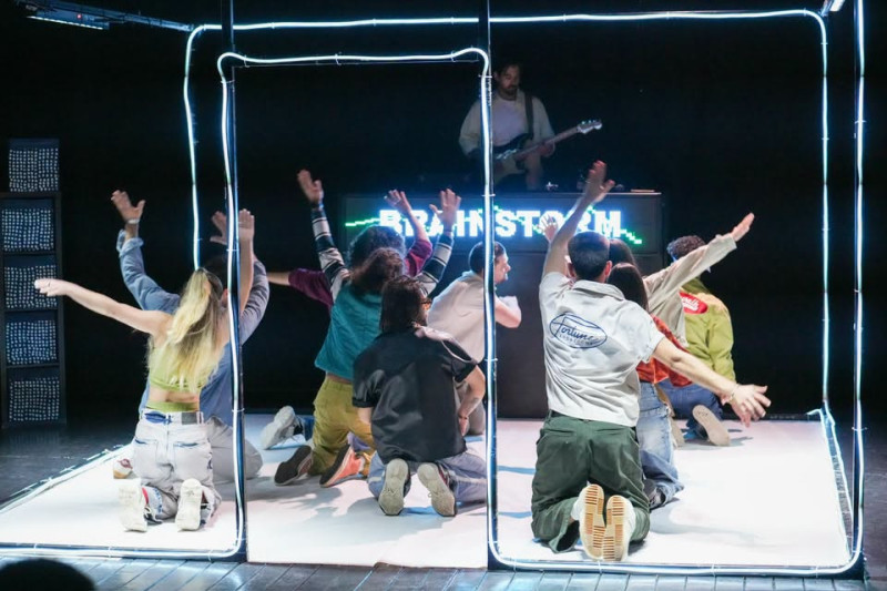Luna de teatru la Mioveni – o seară plină de emoție cu spectacolul The Brainstorm – partea I!