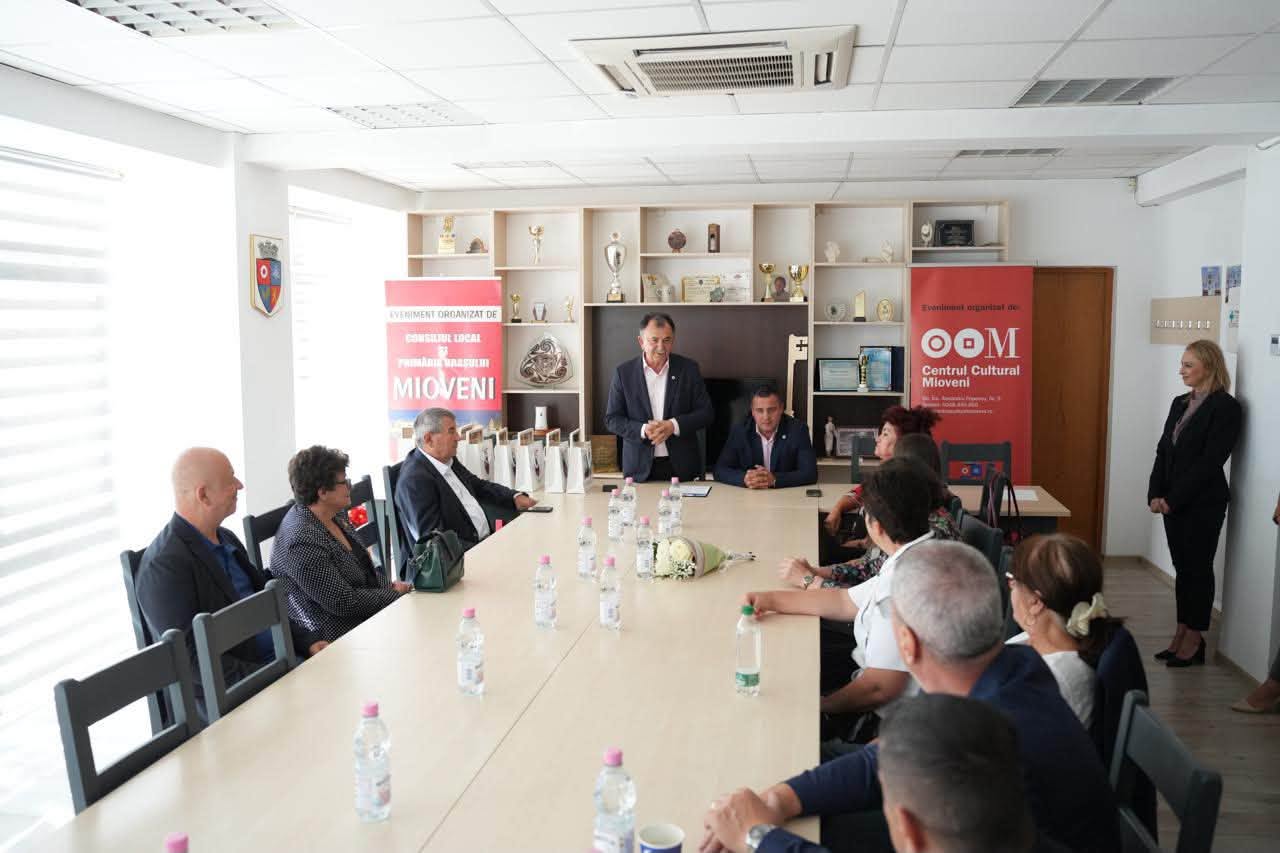 12 cadre didactice din Mioveni, premiate la încheierea activității profesionale