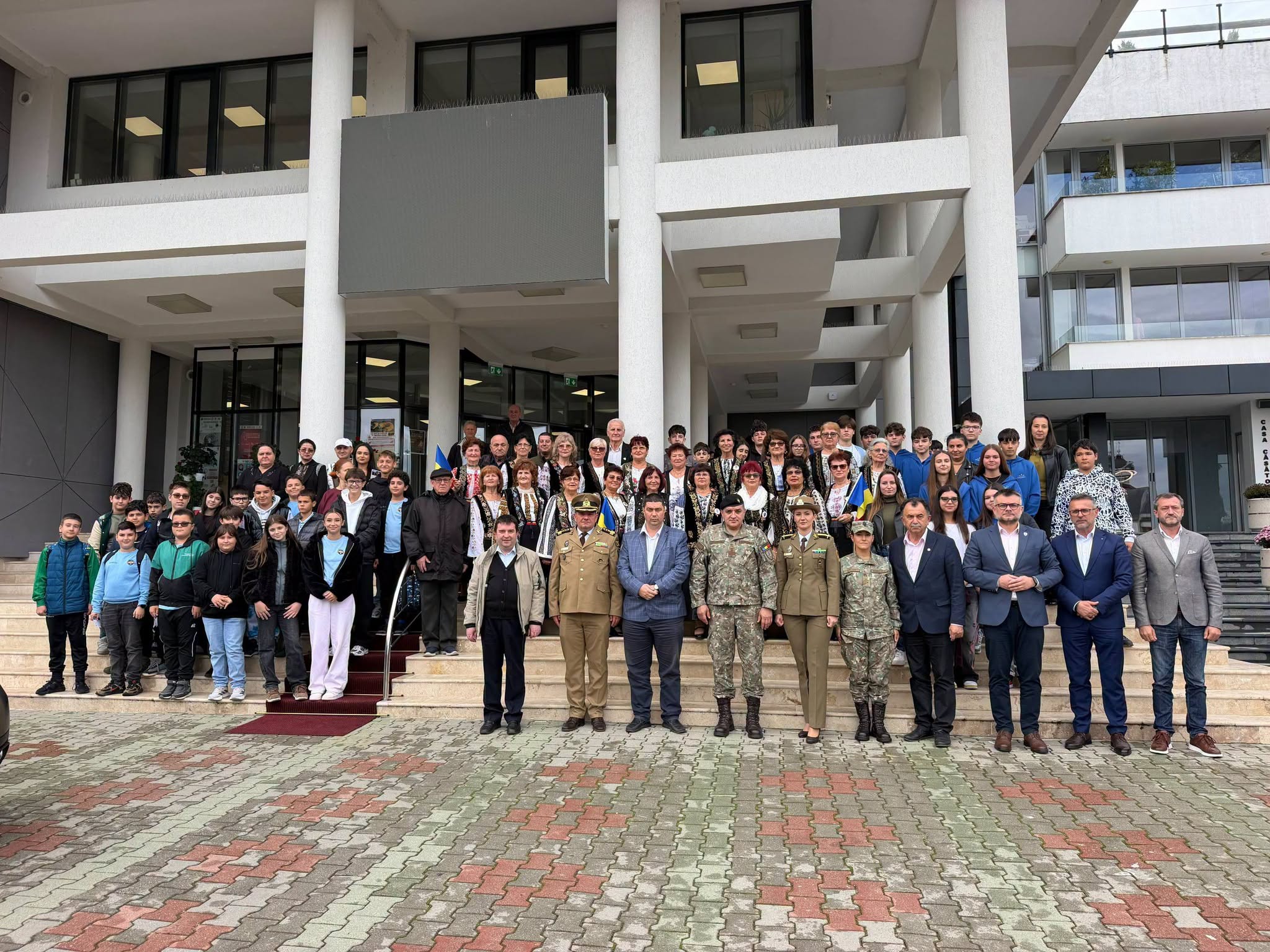 Ziua Armatei Române, marcată în avans la Mioveni printr-o întâlnire între generații