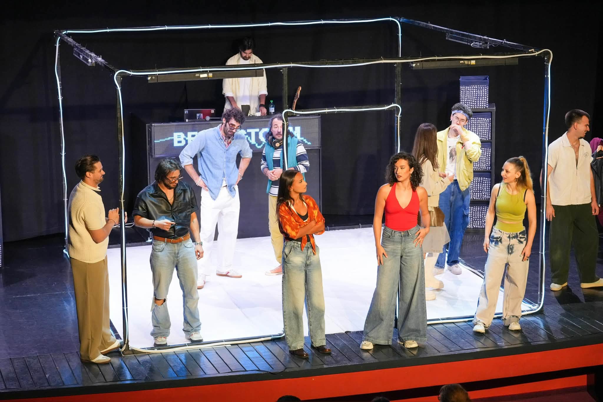 Luna de teatru la Mioveni – o seară plină de emoție cu spectacolul The Brainstorm – partea I!